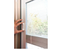 Cửa nhôm kính 2 lớp có rèm tạo cho không gian thêm ấn tượng