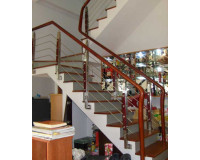 Mẫu cầu thang inox tay vịn gỗ trở thành xu hướng hot nhất 2024