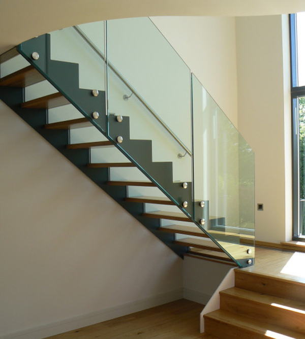 Một số ưu điểm của cầu thang làm từ kính cường lực