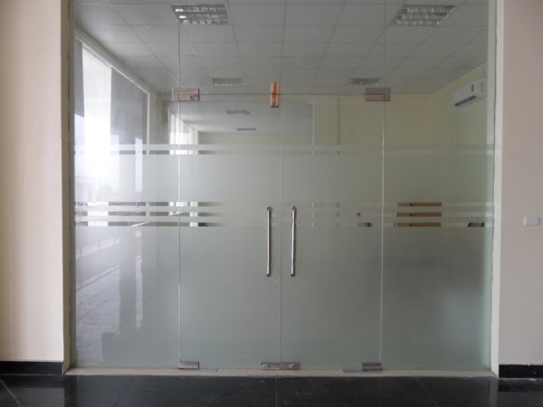 Những điều cần quan tâm khi mua cửa kính cường lực 8 ly 