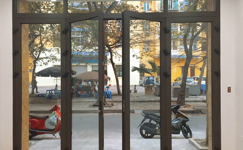 Cửa kính cường lực 4 cánh khung nhôm 