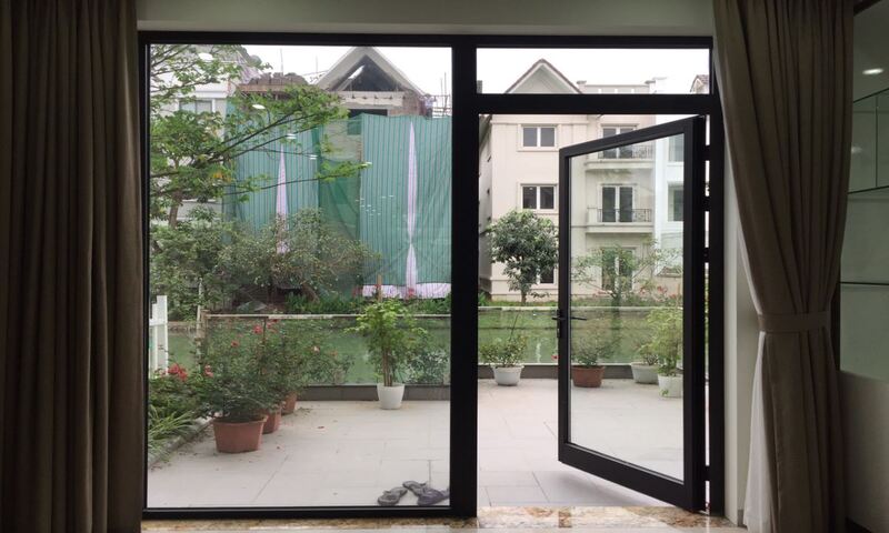 Cửa nhôm kính khung gỗ 1 cánh 