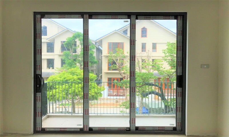 Cửa nhôm kính khung gỗ 3 cánh