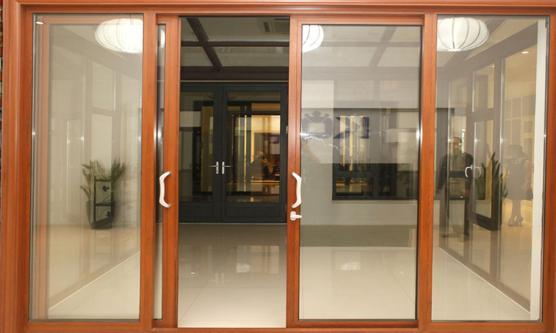 Cửa nhôm kính khung gỗ là gì?