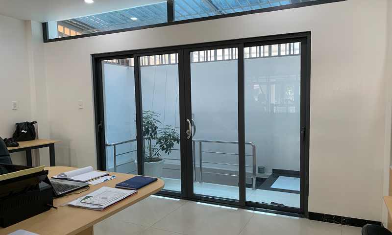 Cửa nhôm 2 cánh lùa trong văn phòng 