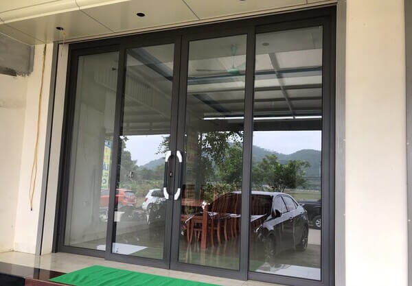 Cửa nhôm xingfa 4 cánh trượt quay lại nhà hàng 