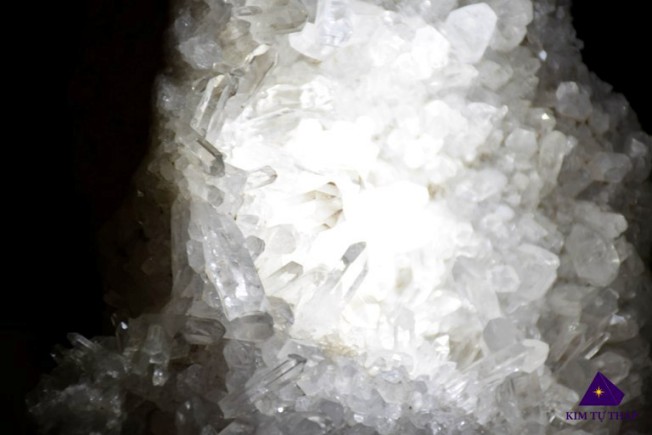 Giá đá thạch anh trắng núi