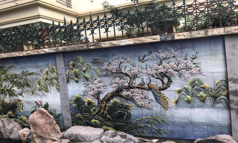 Gạch tranh ốp tường ngoài trời ở khu tường rào