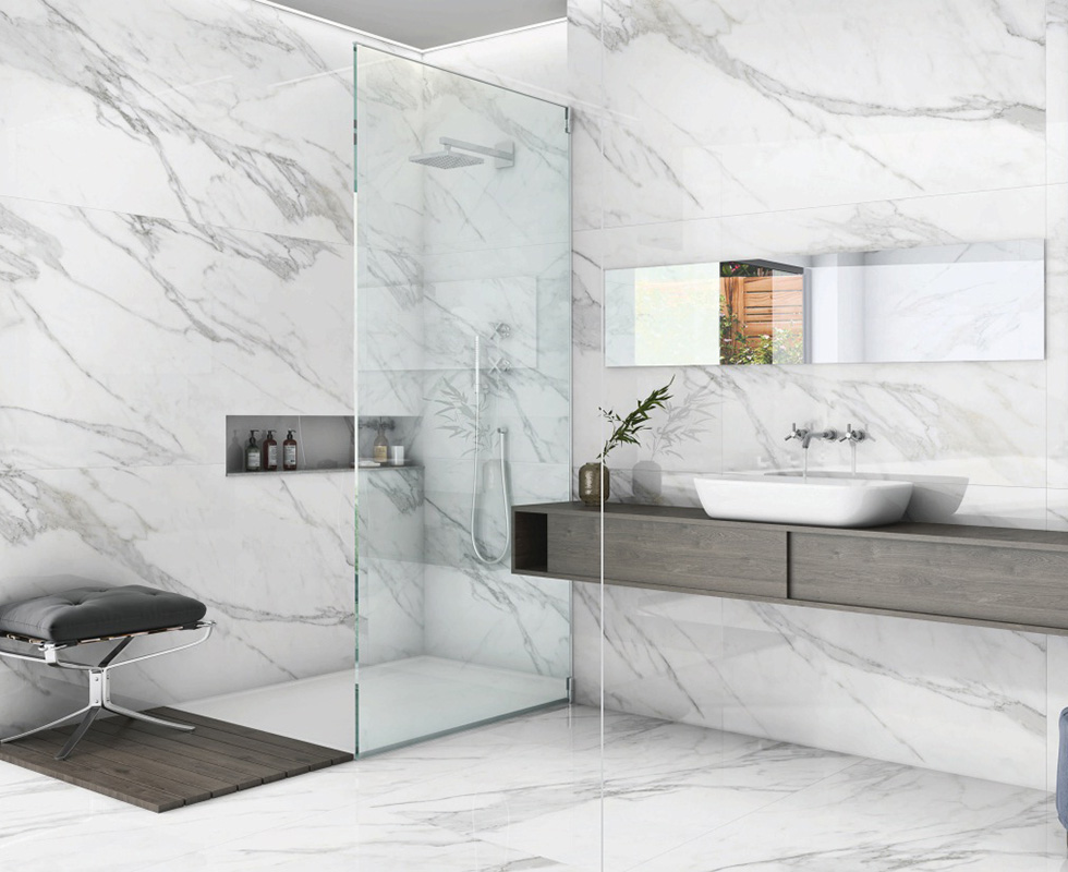 So với gạch ốp tường dạng vân đá có nhiều ưu điểm