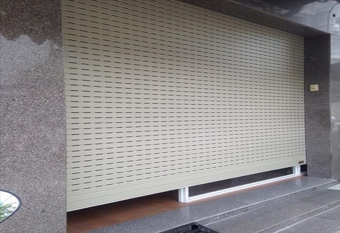 Cửa cuốn tự động giúp bạn không phải dùng lực kéo tay 