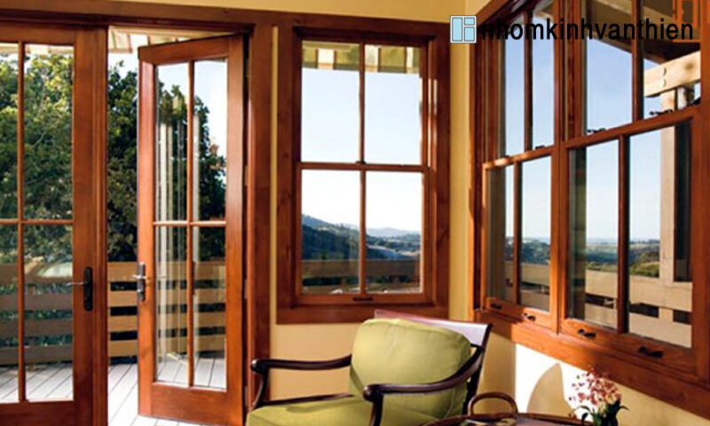 Báo giá cửa kính cường lực khung gỗ