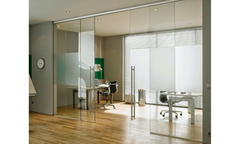 Giá cửa kính cường lực lùa trên thị trường là bao nhiêu? 