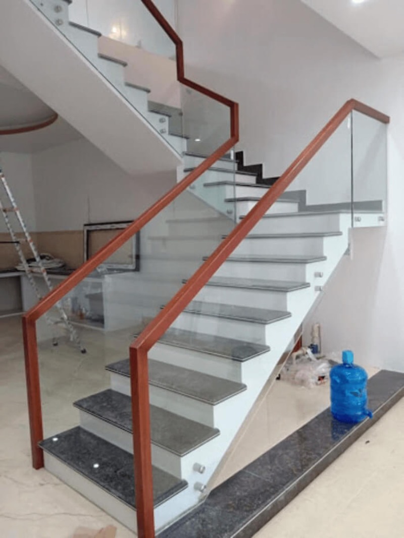 Một số nhược điểm của cầu thang làm từ kính cường lực 