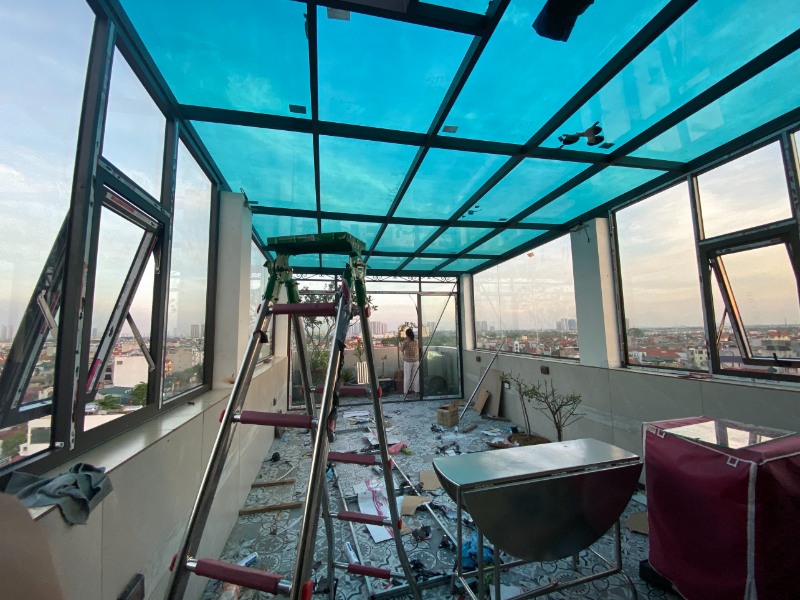 Kính cường lực màu xanh được sản xuất như thế nào?