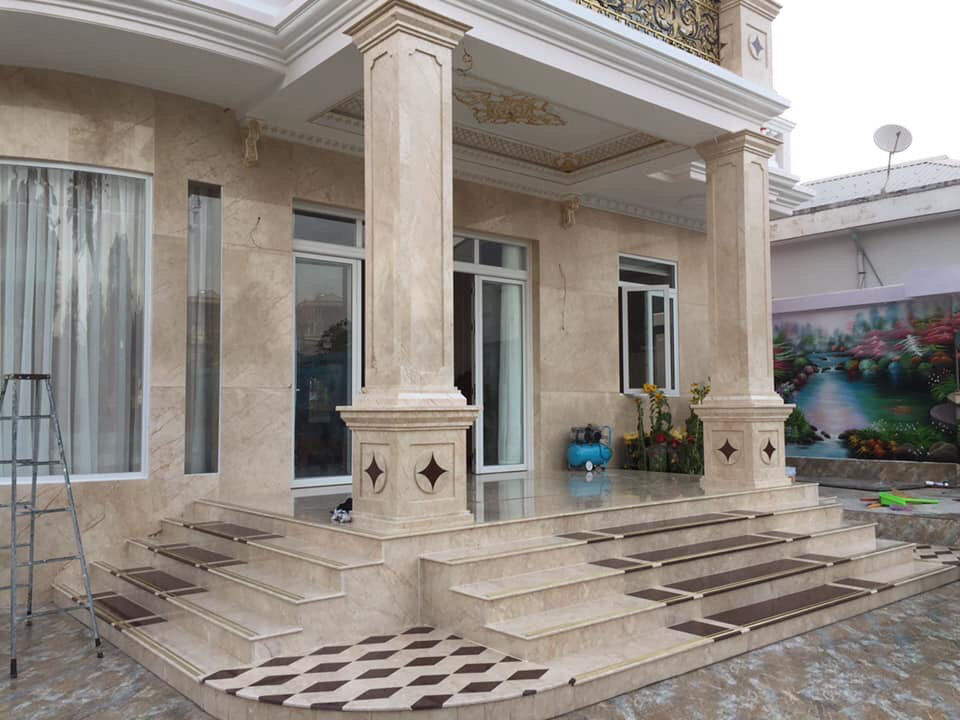 Cách chọn gạch ốp cột vuông phù hợp với từng loại hình kiến trúc