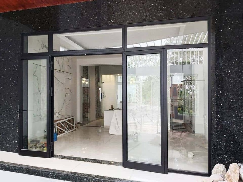 Mẫu cửa kính cường lực khung nhôm 4 lá xếp trượt