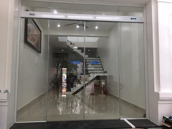 Ưu điểm nổi bật của các mẫu cửa kính cường lực trượt ngang