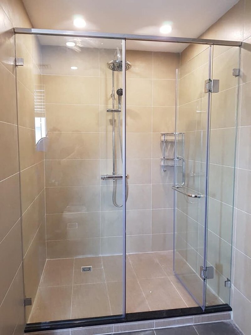 Cửa kính phòng tắm mở quay