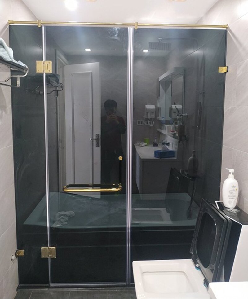 Cửa kính cường lực phòng tắm được dán decal mờ đảm bảo sự riêng tư