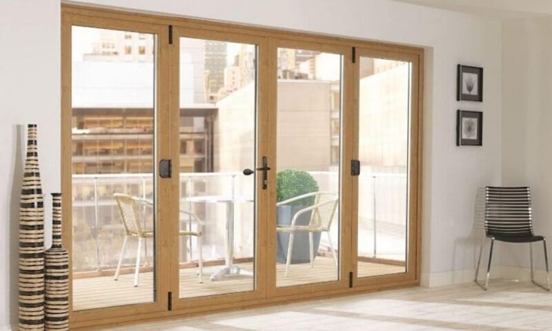 Giới thiệu một số mẫu cửa kính cường lực khung gỗ được yêu thích