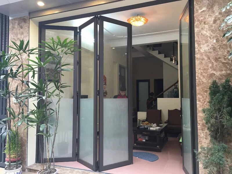 Mẫu cửa kính cường lực nhà ống 4 cánh đóng mở theo kiểu xếp gấp