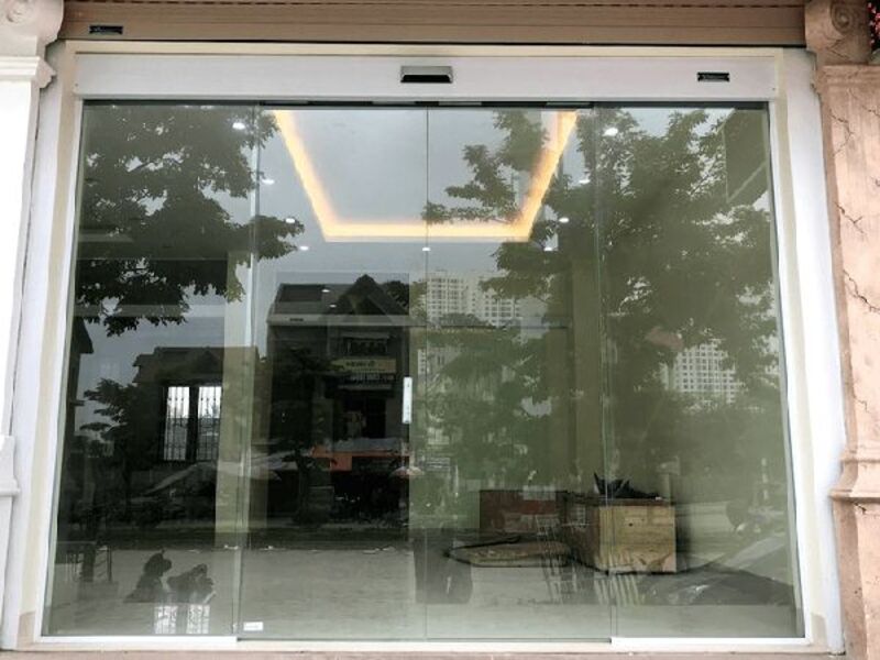 Mẫu cửa kính cường lực nhà ống tự động