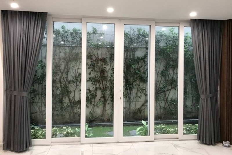 Mẫu cửa kính cường lực nhà ống cửa lùa kết hợp rèm cửa