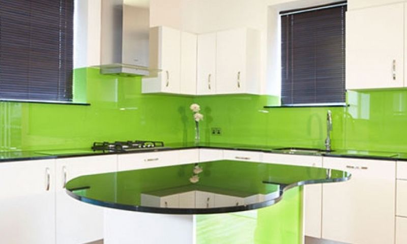 Kính cường lực ốp bếp màu xanh non 