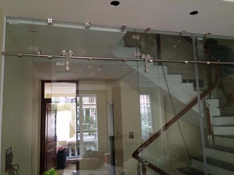 Cửa kính cường lực trượt ngang bằng ray nhôm