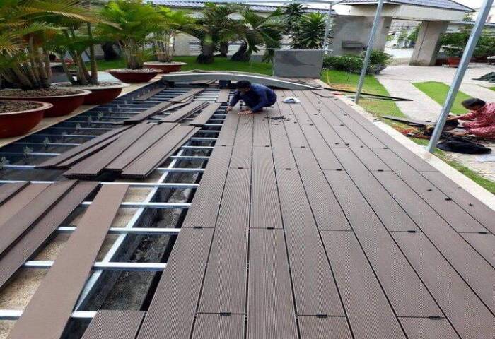 Sàn gỗ nhựa ngoài trời có ứng dụng dùng để lót ngoài sân vườn 
