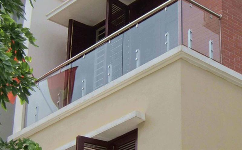 Những ưu và nhược điểm khi làm lan can bằng kính cường lực